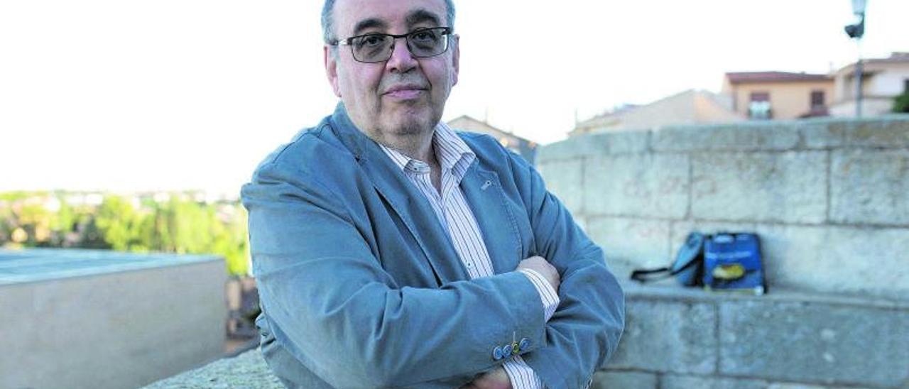 El medievalista Charles García en el mirador  de San Cipriano de la capital. | Ana Burrieza