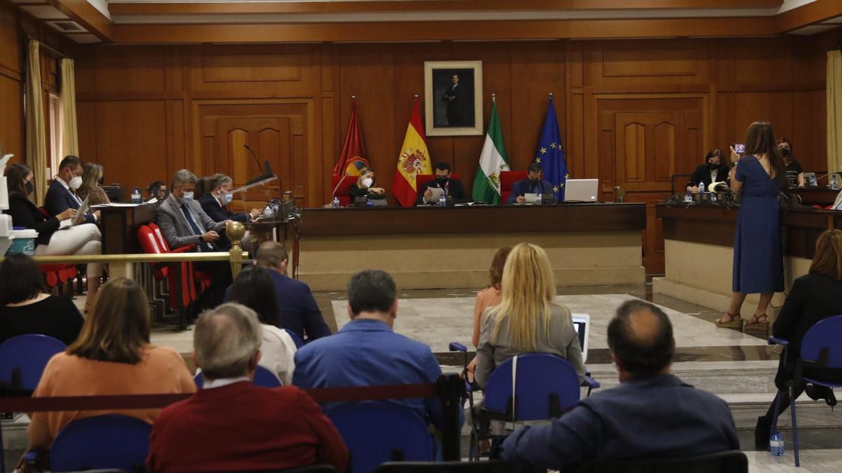 Vista del salón de plenos desde los asientos del público, hoy ocupados en parte por los concejales.