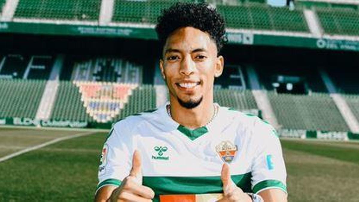 Mojica posando con la camiseta del Elche