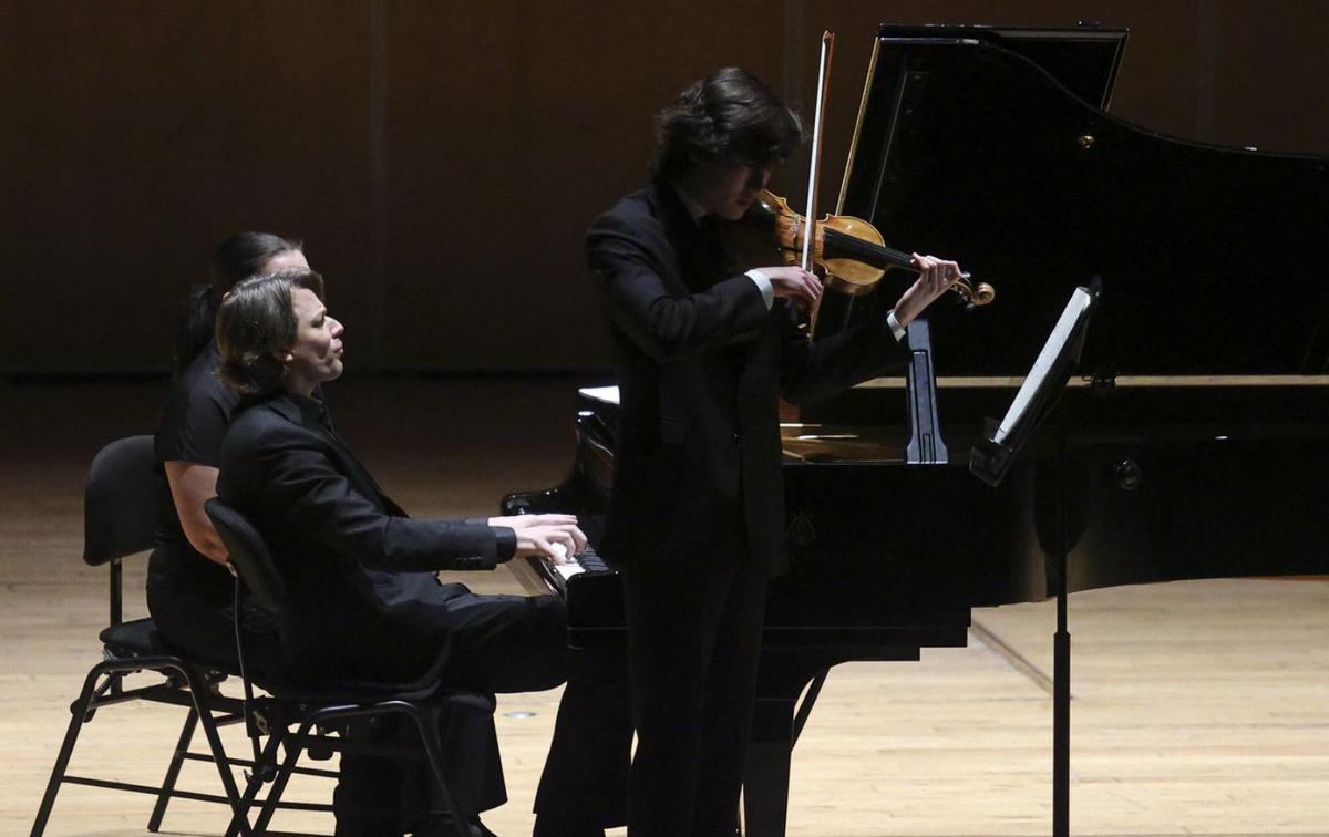 Daniel Lozakovich, al piano, y David Fray, al piano, en el Auditorio de Oviedo.  | IRMA COLLÍN