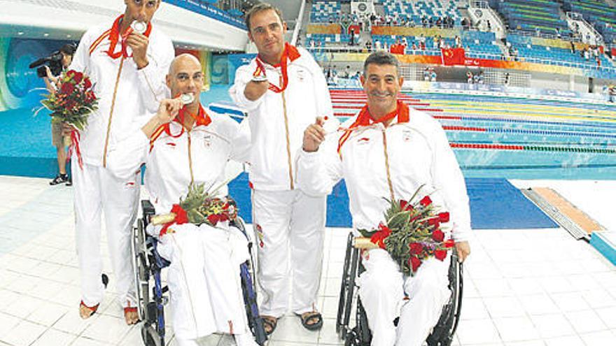 premio merecido. Dani Vidal muestra la medalla junto a sus compañeros Oribe (de pie) y a Gordillo y Rodríguez (en silla de ruedas), ayer en Pekín.