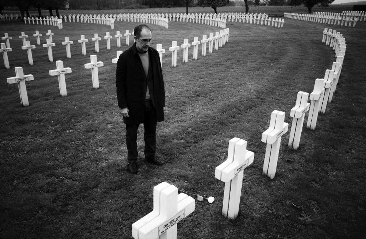 Unai Eguia, en un moment del documental Popel, al cementiri de la Nécropole Nationale de Cambronne-lès-Ribécourt (França)