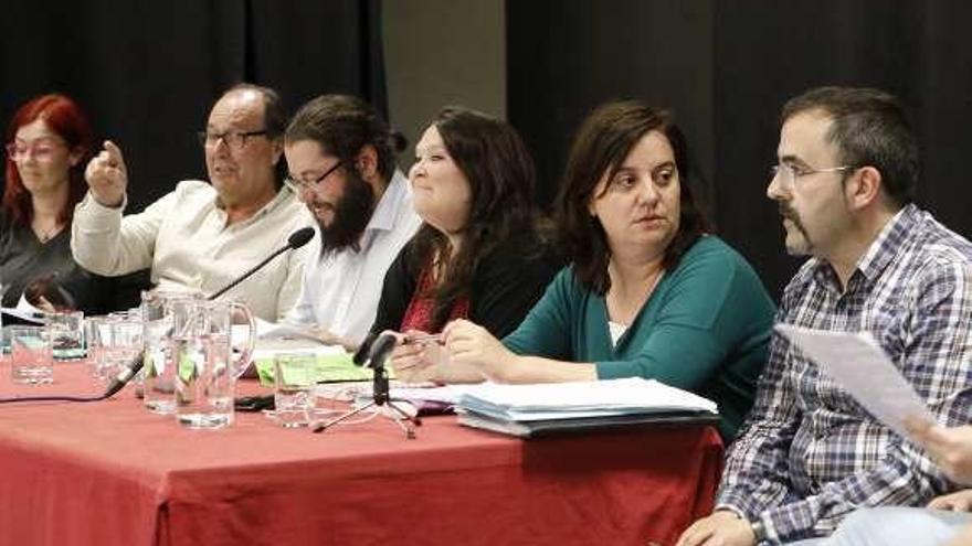 Mario Suárez del Fueyo (segundo por la izquierda) y Verónica Rodríguez (segunda por la derecha), durante el debate.