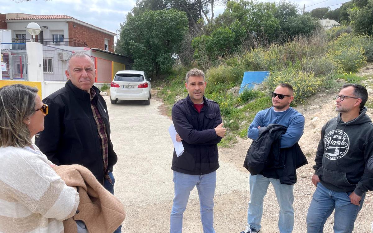 En el centro, el diputado autonómico de Compromís, Gerard Fullana, junto al alcalde de  Altea, Diego Zaragozí, la concejala dde Educacion, Xelo González, y otros frente al CEIP L´Olla de Altea.