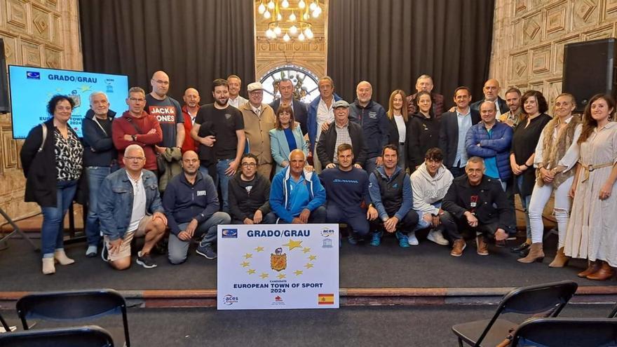 Foto de familia de la reunión en la capilla de Los Dolores entre los clubes deportivos de Grado y la delegación de ACES Europe. | S. Arias