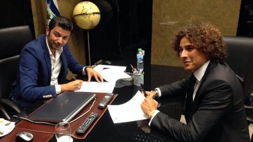 Moayad Shatat y Ochoa, en la firma del contrato