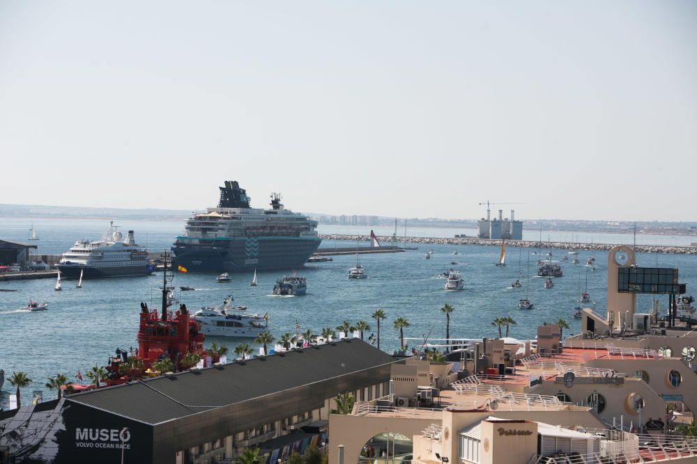 Miles de personas se dan cita en el Village del Puerto de Alicante para disfrutar del estreno de la competición