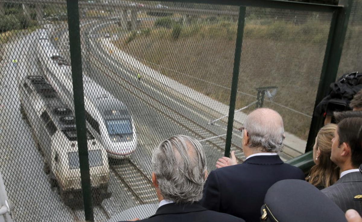 El ministre de l’Interior Jorge Fernández Díaz, la ministra de Foment, Ana Pastor, i el president de Renfe, Julio González Pomar, al punt de l’accident del tren Alvia. El ministre de l’Interior Jorge Fernández Díaz, la ministra de Foment, Ana Pastor, i el president de Renfe, Julio González Pomar, al punt de l’accident del tren Alvia.