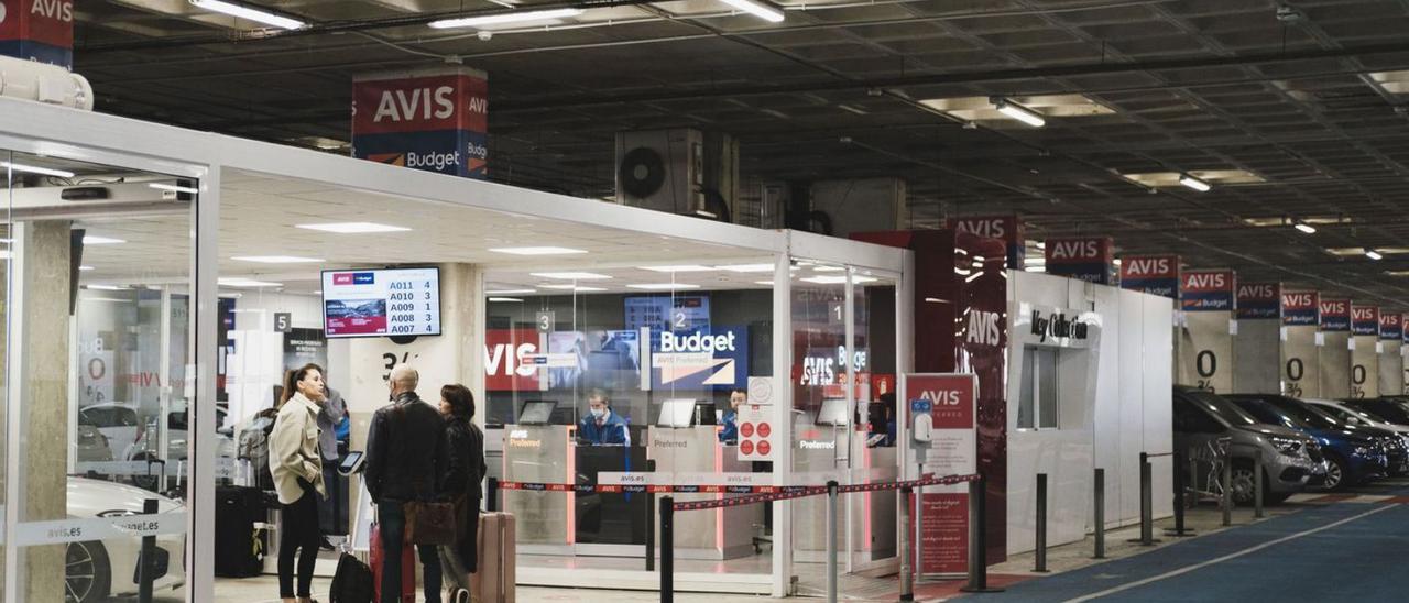 Turistas en una agencia de alquiler de coches, en el aeropuerto, esta Semana Santa.