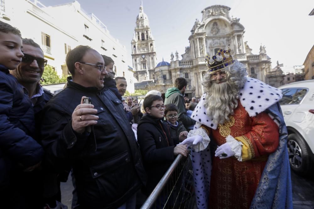 Los Reyes Magos llegan a Murcia repartiendo Roscón