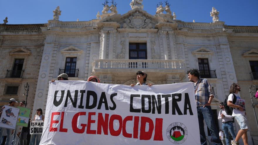 Estudiantes de la acampada pro-Palestina de la Universidad de Sevilla se encierran en el Decanato de Filología