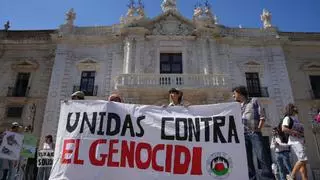 Estudiantes de la acampada pro-Palestina de la Universidad de Sevilla se encierran en el Decanato de Filología