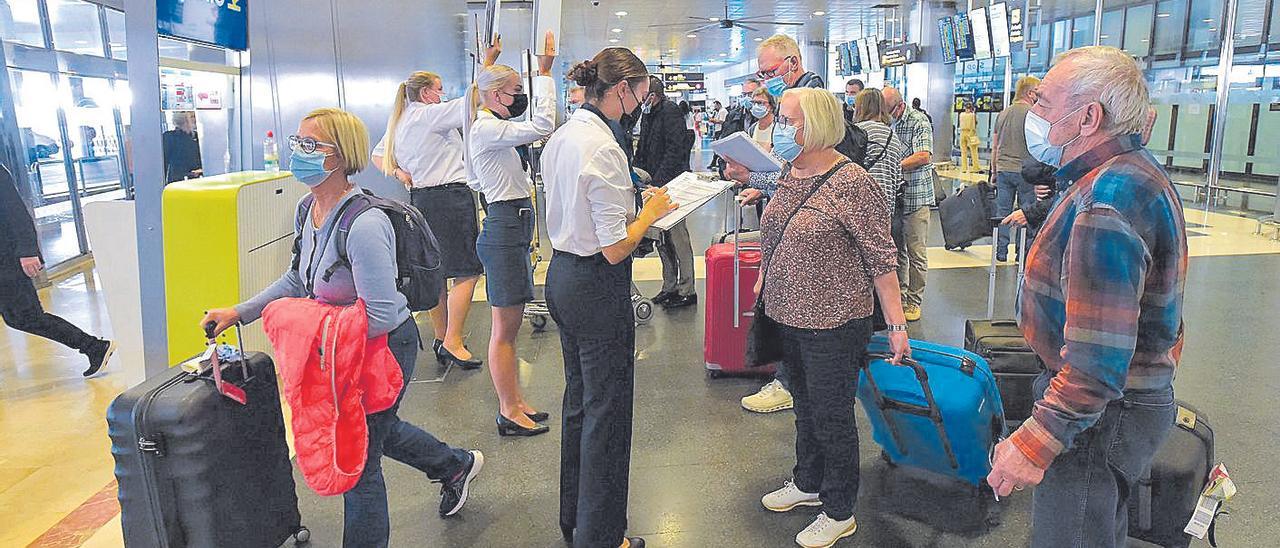 Llegada de turistas al aeropuerto de Gran Canaria.