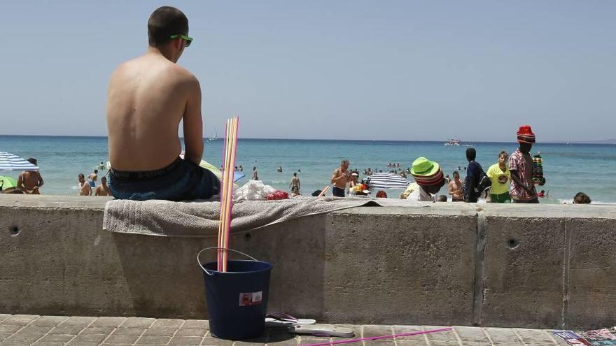 Un cubo utilizado por turistas para realizar botellón en la playa de s&#039;Arenal.