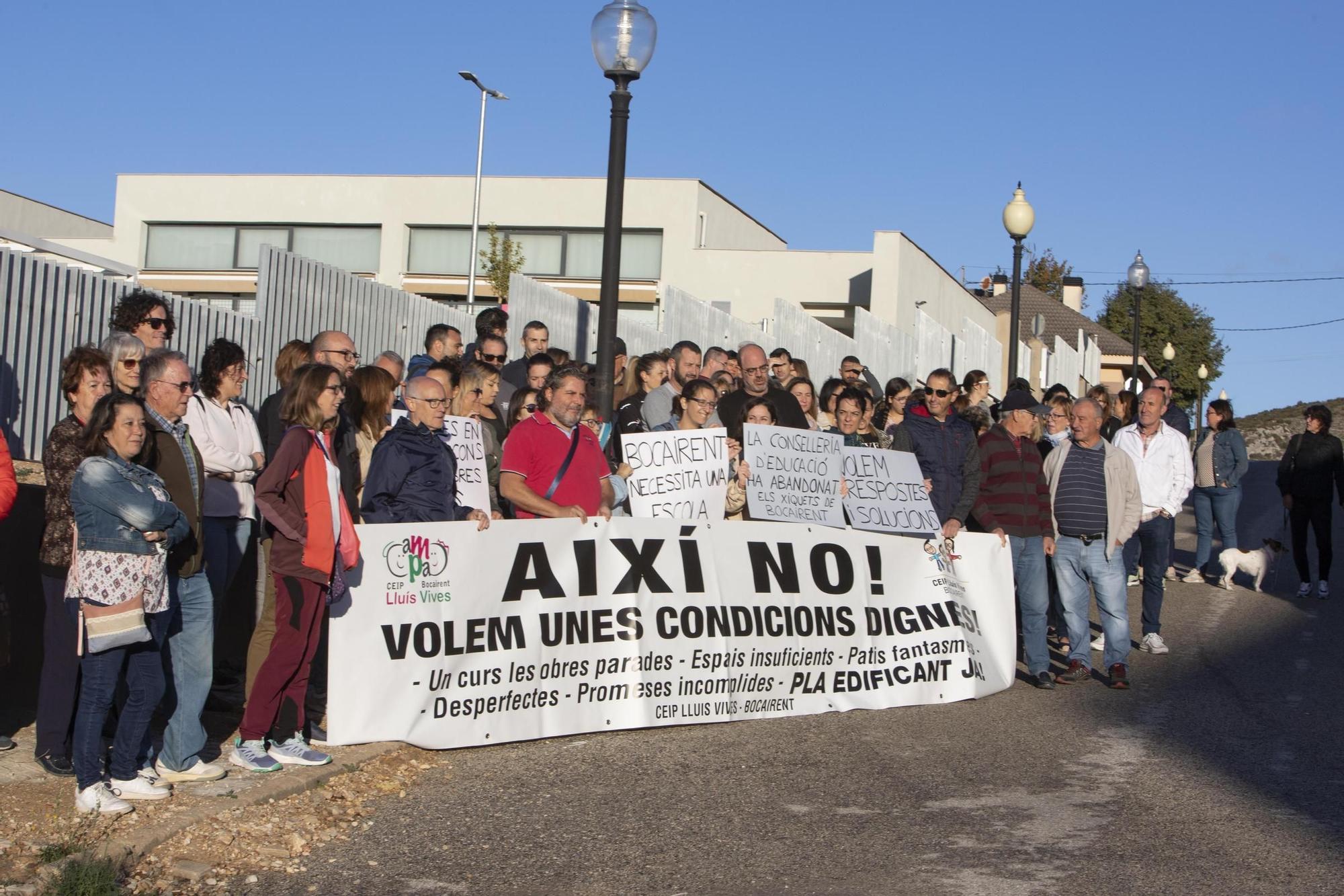 Protesta a las puertas del CEIP Lluís Vives de Bocairent por la paralización de las obras.