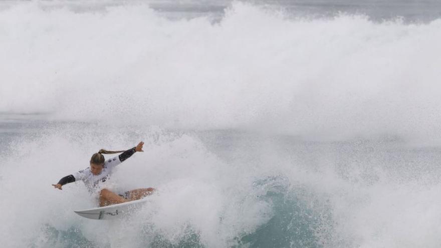 Un surfista en plena ola en Pantín. |  // AGENCIAS