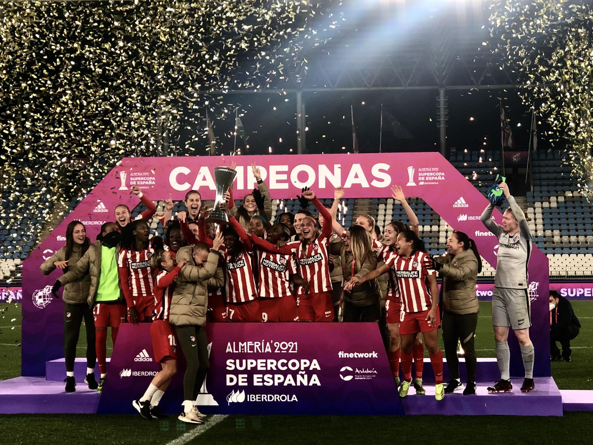 Virginia Torrecilla celebra con sus compañeros del Atlético la Supercopa de España.