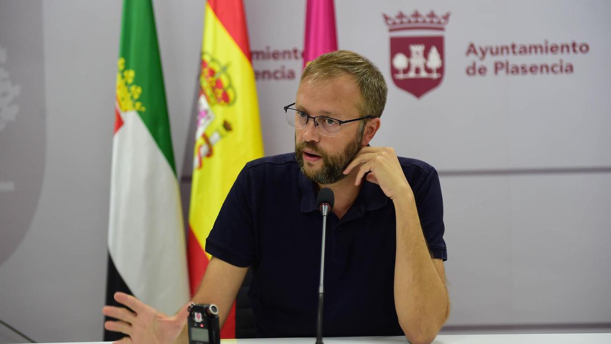 Hernández anuncia la petición de reversión del campo de fútbol para viviendas en Plasencia.