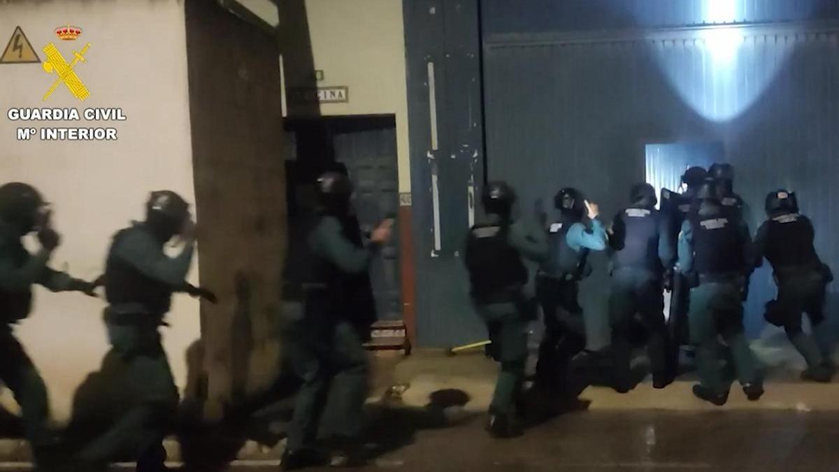 Agentes de la Guardia Civil entran en una de las fábricas de tabaco de contrabando desarticuladas en un golpe a las mafias internacionales entre Córdoba y Madrid.