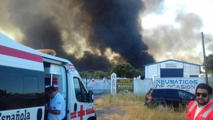 Un incendio en Cáceres obliga a desalojar viviendas en la urbanización El Galindo