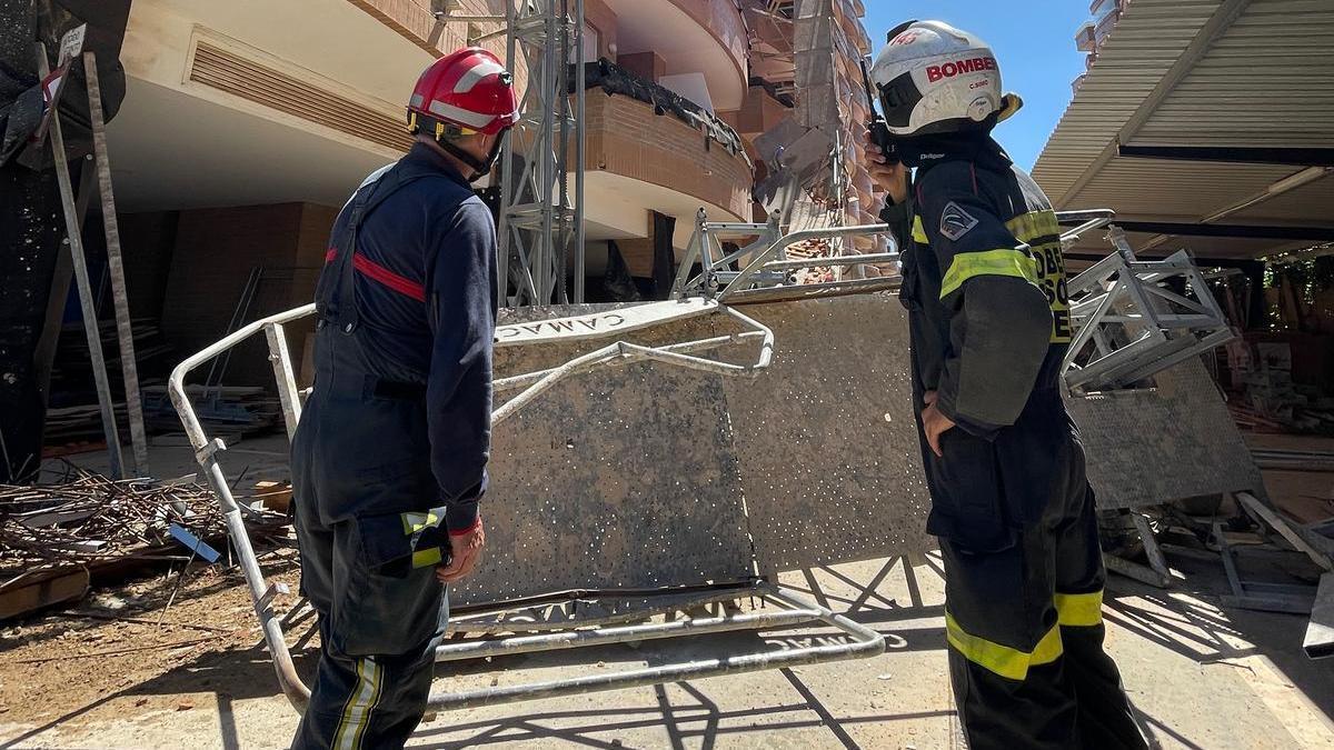 Caída. Los bomberos atendieron a cuatro operarios que cayeron de un andamio en Orpesa.