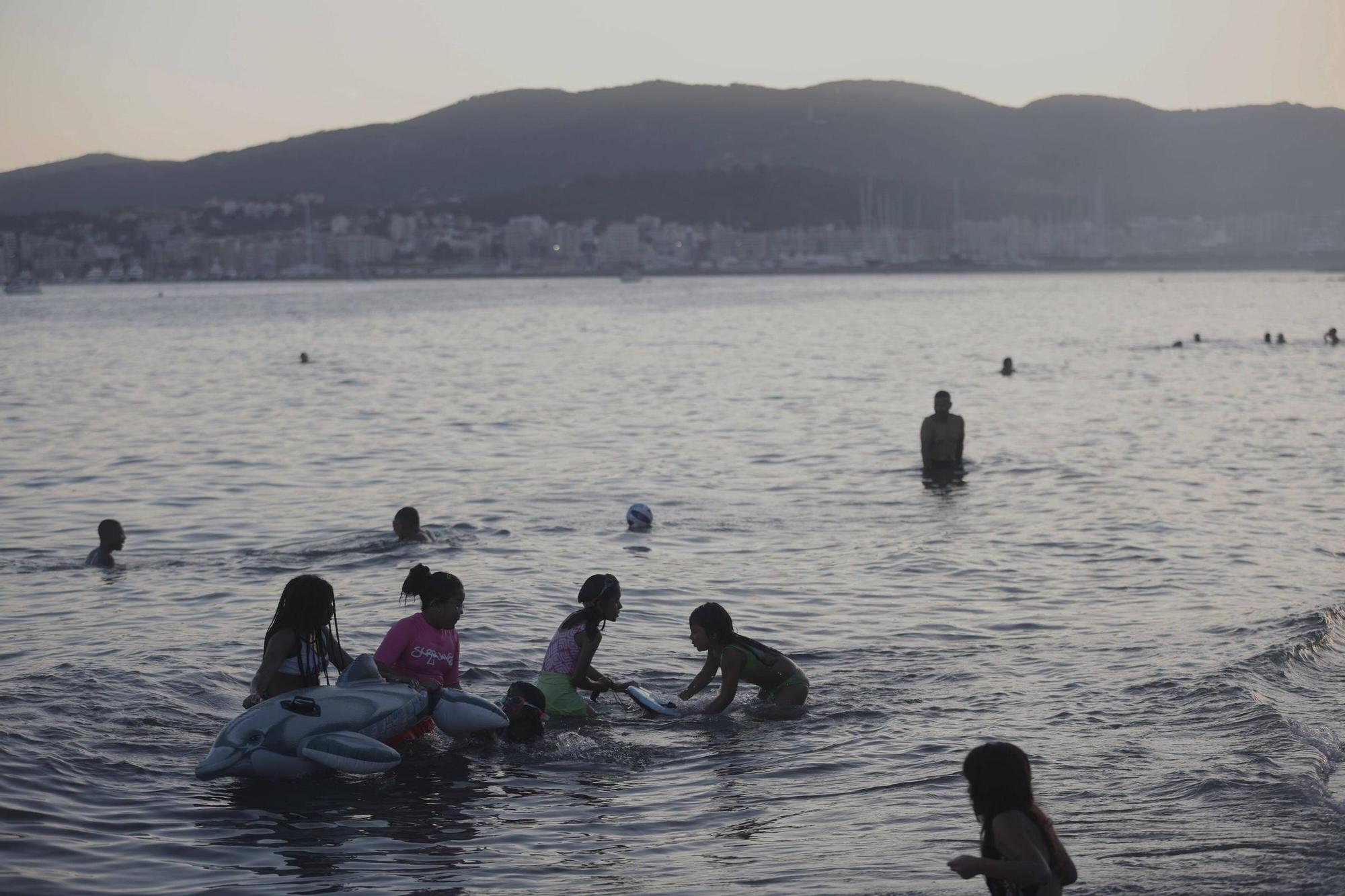 FOTOS | Sant Joan 2024: Los ciudadanos abarrotan las playas de Palma en la noche más mágica