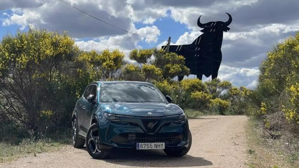 Alfa Romeo Junior Ibrida 145 CV: etiqueta ECO con traje deportivo