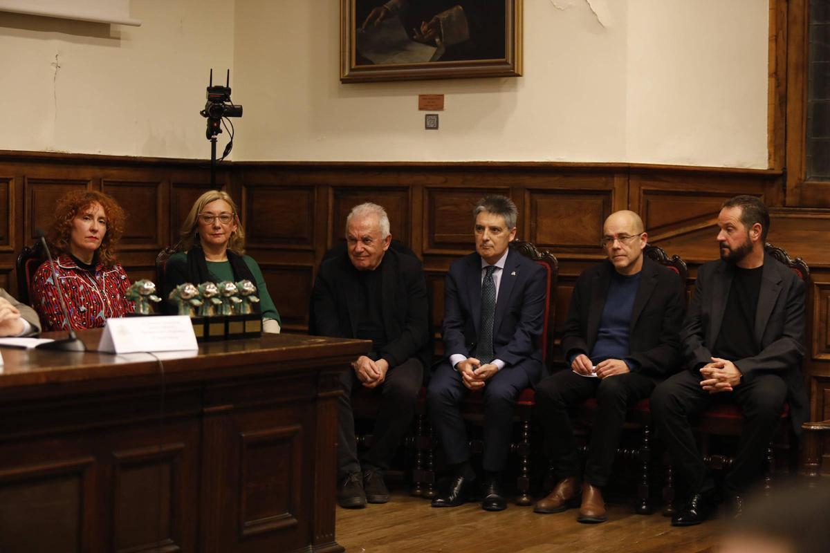 Por la izquierda, los premiados, ayer en la Universidad: Lucía López Tejerina, Marta Mori, Víctor Manuel, Pedro Manuel Suárez-Martínez, David Guardado y Noel Tuñón.
