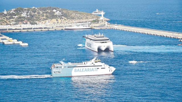 Dos barcos de la naviera Baleària frente a la zona portuaria de es Botafoc el pasado mes de junio. | C.N.
