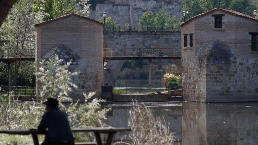 Al fondo las aceñas de Cabañales