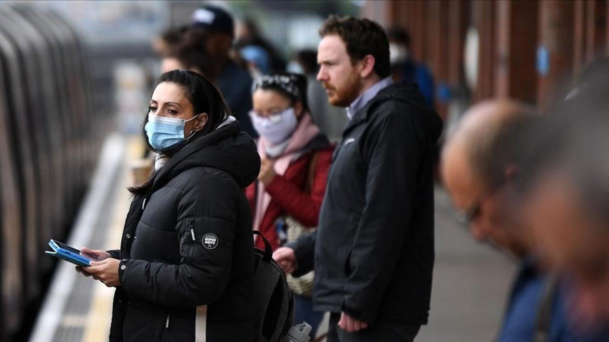 Pasajeros con mascarilla en el metro de Londres.