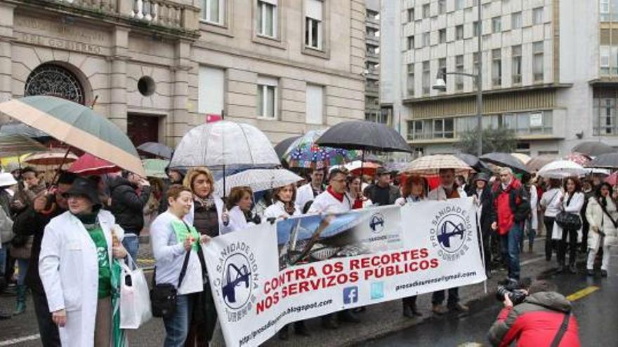 Los manifestantes ayer ante la Subdelgación del Gobierno en Ourense.  // Iñaki Osorio