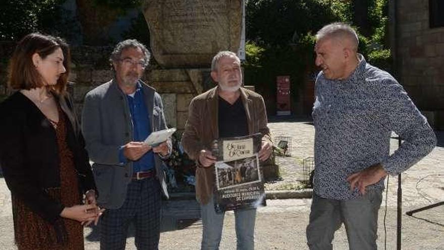 Desde la izquierda, Andrea Pousa, Ramón Domínguez, Caamaño y Bruxo Queiman, ayer junto al monumento a Cabanillas. // Noé Parga