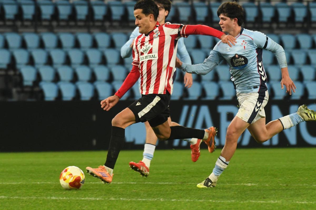 Carbonell chuta a puerta para hacer gol ante el Celta Fortuna.
