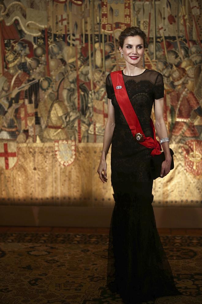Letizia Ortiz, radiante con un vestido negro de Carolina Herrera en Oporto