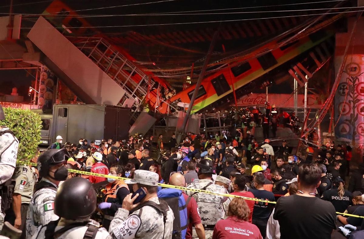 Vista general del colapso de unos vagones del metro esta noche, en la Ciudad de México.