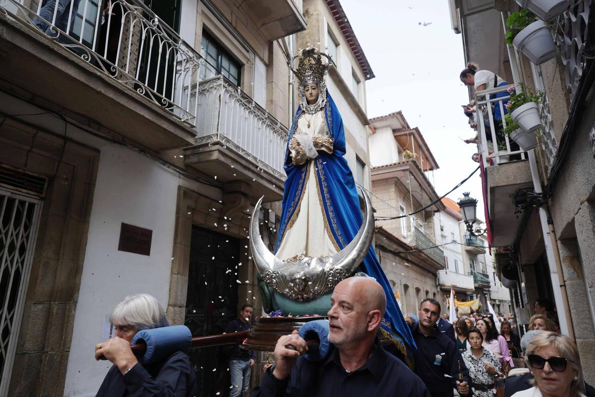 La Virgen "A Gabacha" durante la procesión por el centro.