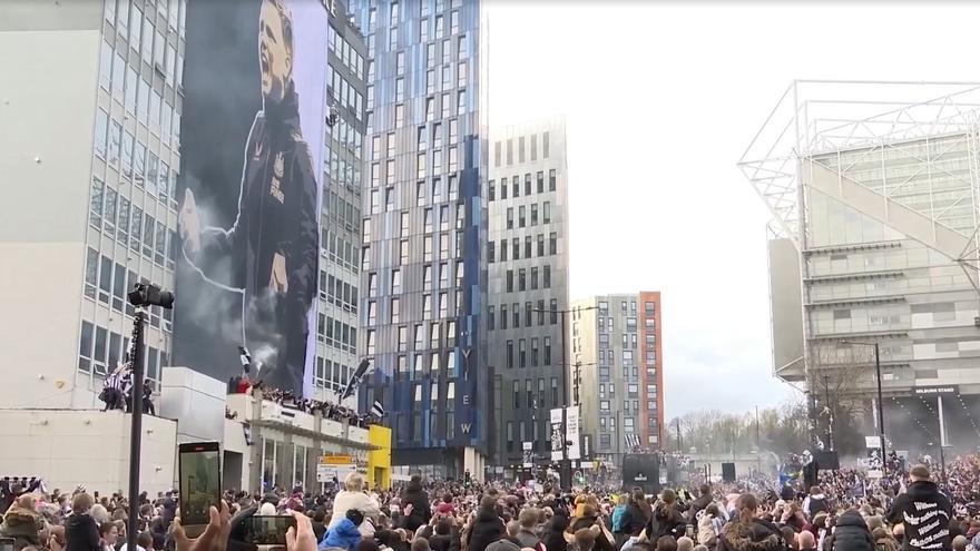 Locura en las calles Newcastle para celebrar el título de la Carabao Cup