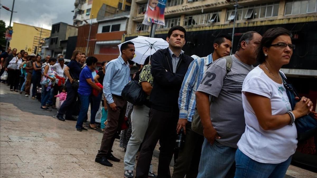 Colas en Caracas para el transporte público.