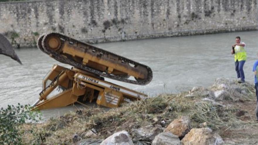 El vehículo cayó al río a la altura del puente de Hierro y el conductor pudo escapar por sus propios medios.