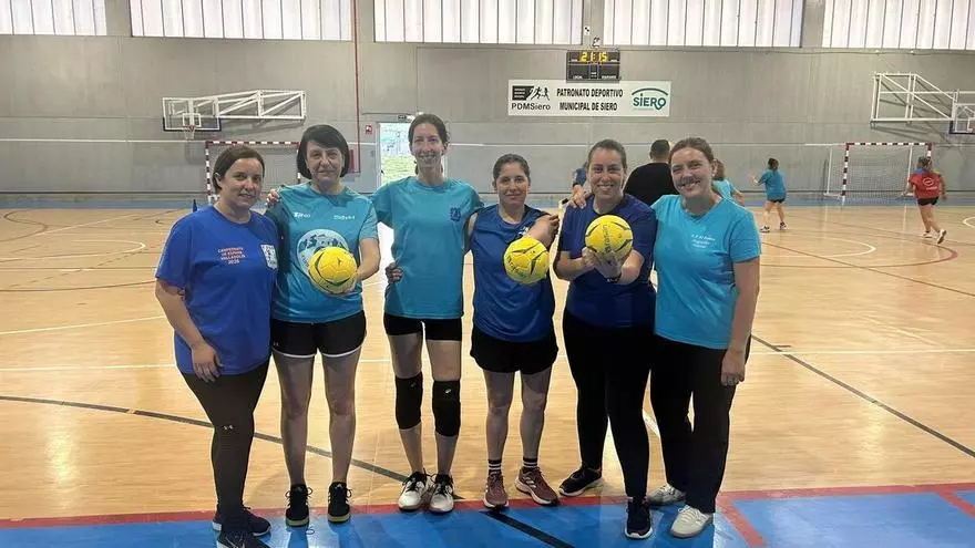 Un grupo de madres de jugadoras del Siero Deportivo se estrenan en el balonmano con más de 40 años