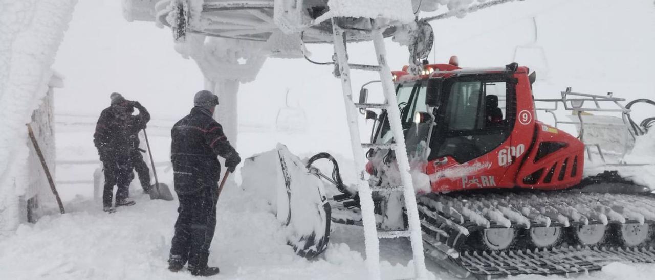 Operarios en Valgrande-Pajares, ayer, retirando nieve de la base de un remonte. | J. M.