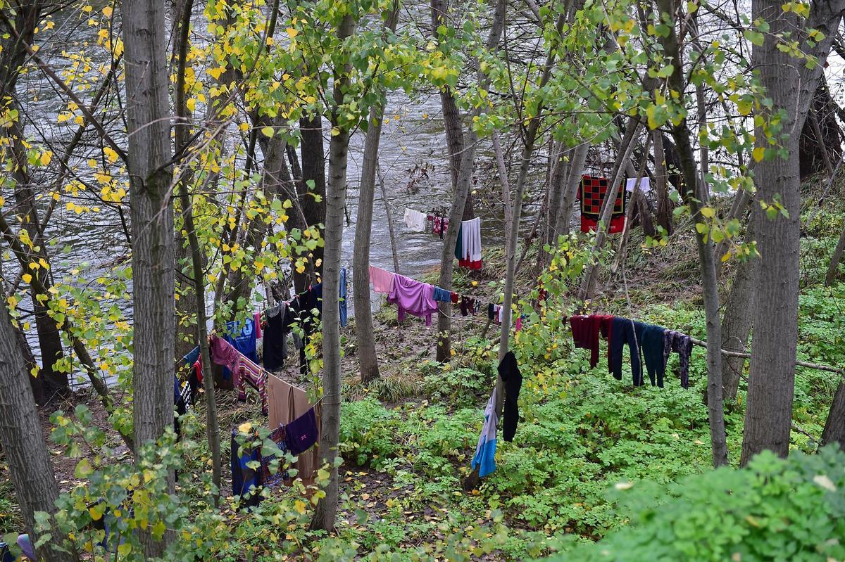 Ropa tendida, en la zona donde vive una mujer, junto al puente San Lázaro de Plasencia.