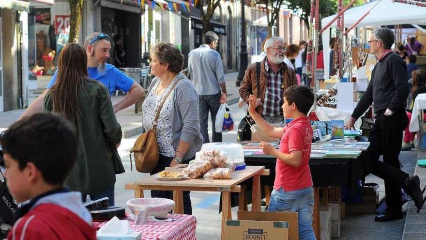 El mercadillo infantil sirvió para que los pequeños comerciaran con sus productos. // Bernabé/Javier Lalín