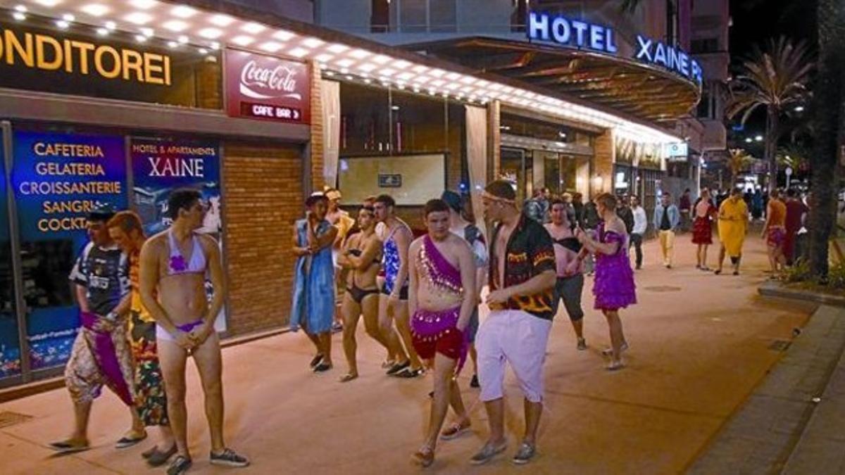 Un grupo de turistas británicos pasean disfrazados por las calles de Lloret el pasado mes de abril, cuando se celebró el 'Lloretfest'.