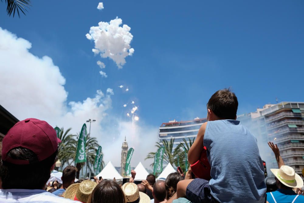 La mascletà de la pirotecnia valenciana Fuegos Artificiales del Mediterráneo hace retumbar la emblemática plaza con un disparo compacto con un potente final terrestre y aéreo