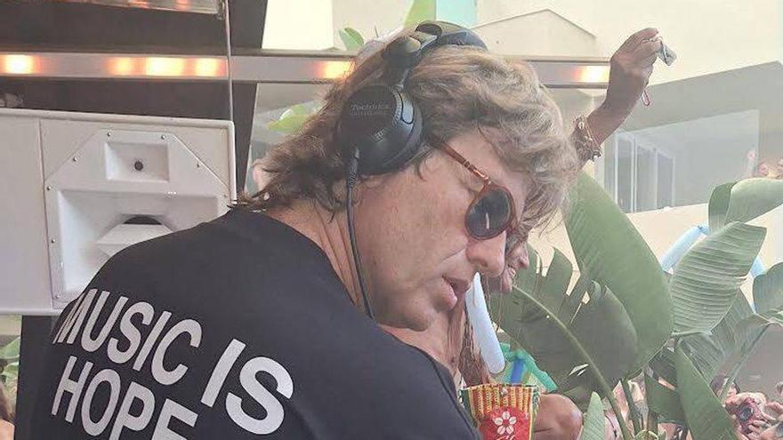 Hernán Cattaneo pinchando en la fiesta inaugural de Bora Bora en Platja d’en Bossa.
