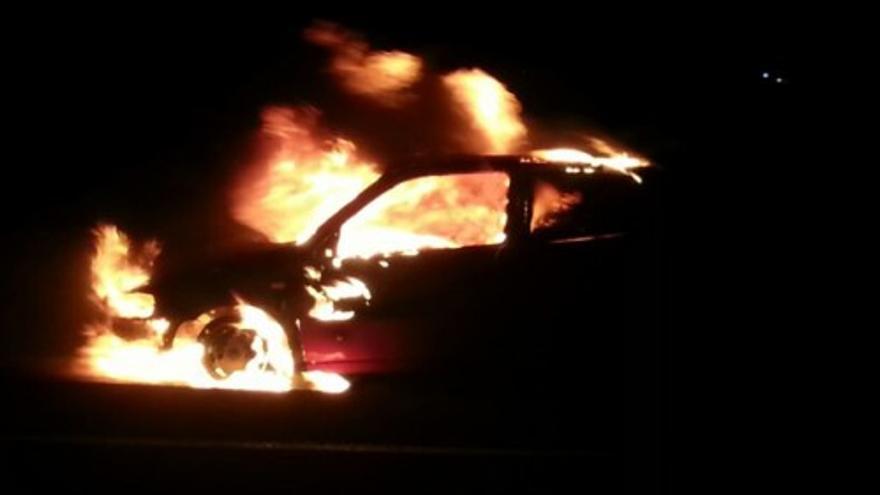 Un coche arde en Playa Blanca, Lanzarote