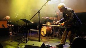 Imagen del concierto de Lee Ranaldo y Pascal Comelade en Banyoles