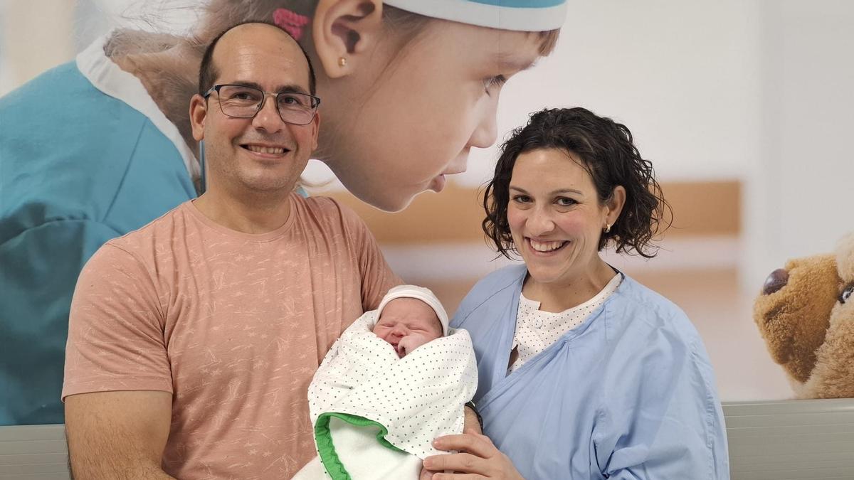 Javier y Dori, con su pequeño Javier, primer niño nacido en 2026 en el Área Norte de Córdoba.